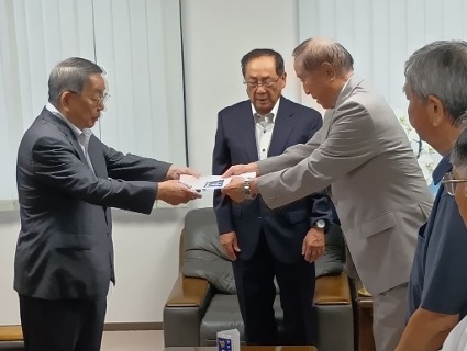恵庭市町内会連合会から恵庭市に対して要望書を手交しました。